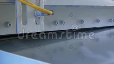 工业数控机床上<strong>金属薄板</strong>的切割孔。